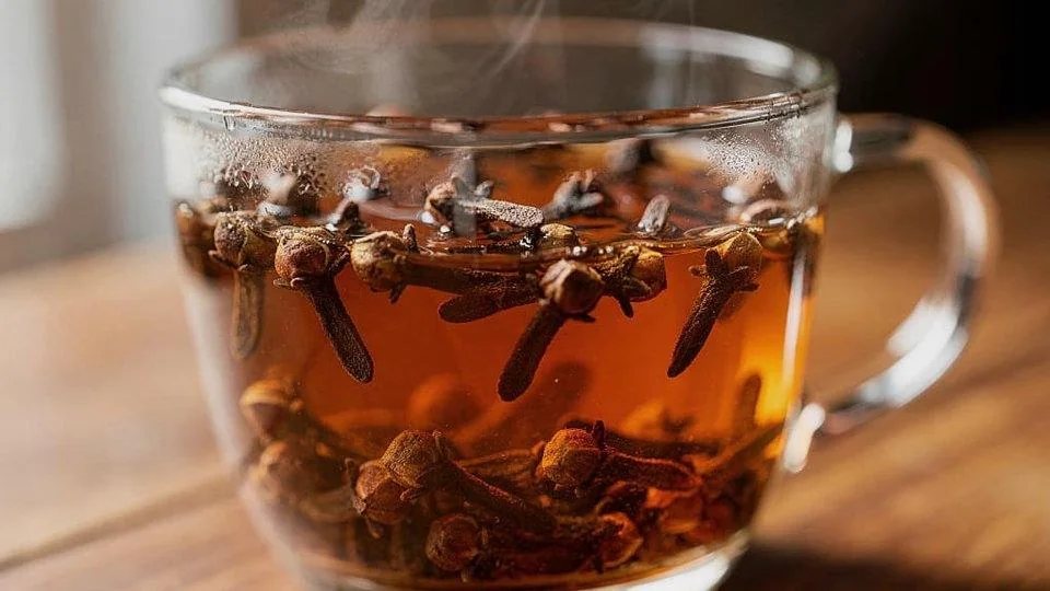 Δύο ή τρία γαρύφαλλα ανά κούπα αρκούν για ένα χειμωνιάτικο τσάι με μπαχαρικά